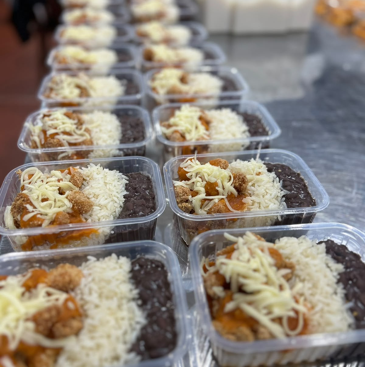 Marmita caseira com arroz, carne desfiada ao molho e legumes no pote
